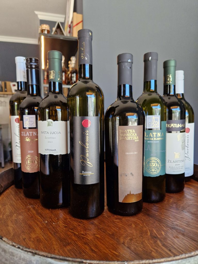 Boce vina Žlahtina izložene